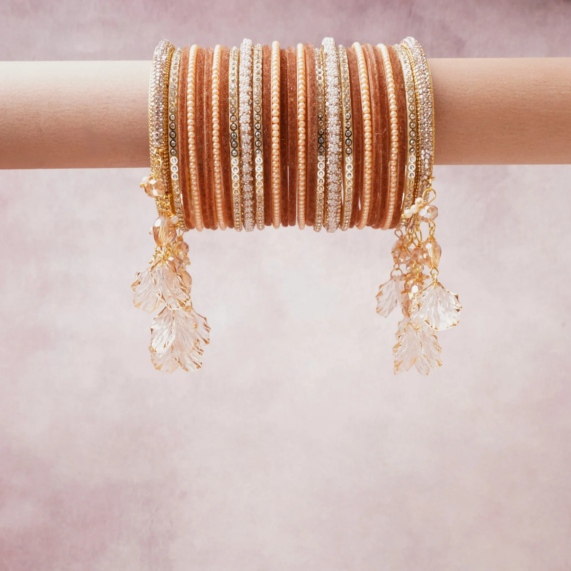 A majestic rose gold set, complemented by ivory featuring metal, faux pearls, rhinestones, crystal charms.
Rich, ceremonial, and designed to be passed through generations.