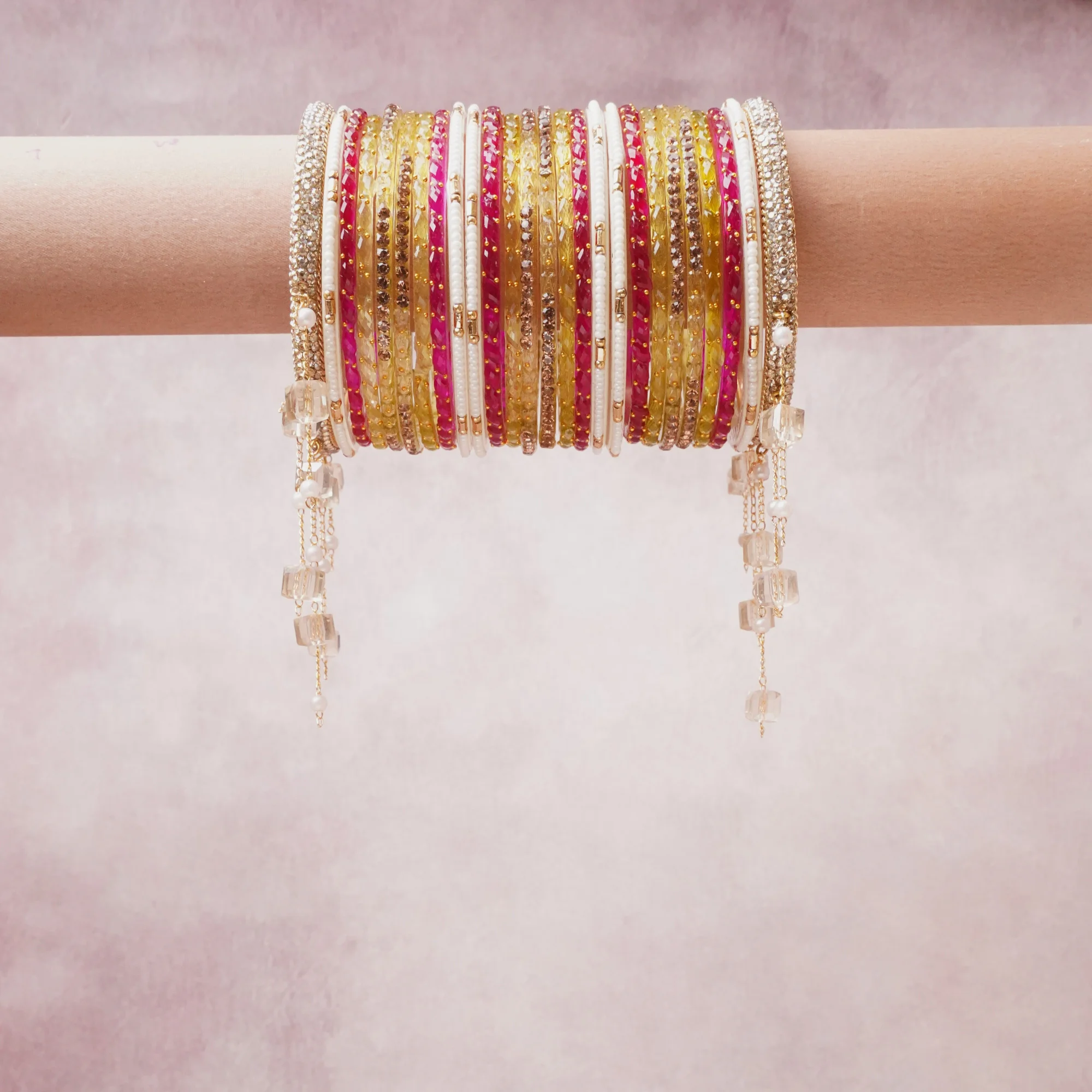A majestic gold set, complemented by pink, white, champagne featuring metal, rhinestones, acrylic.
Rich, ceremonial, and designed to be passed through generations.