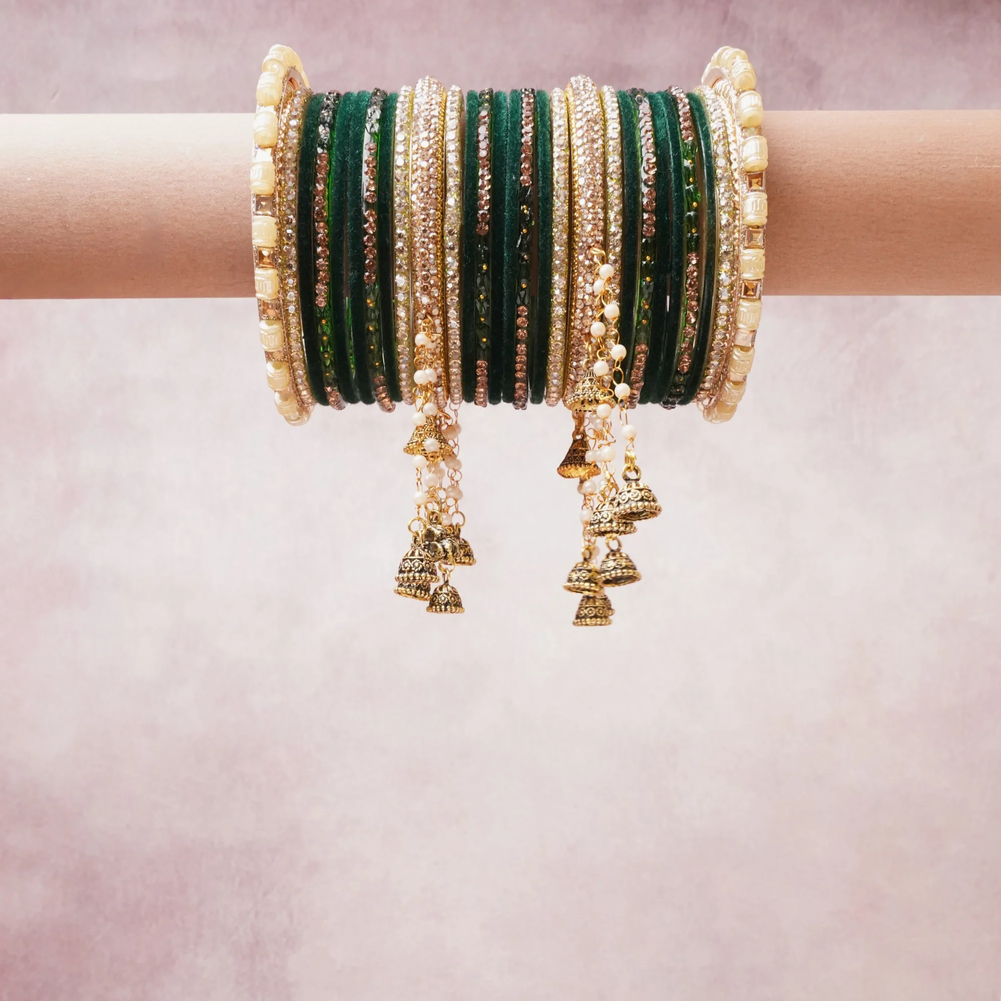 A majestic emerald green set, complemented by gold featuring glass, metal, pearl.
Rich, ceremonial, and designed to be passed through generations.