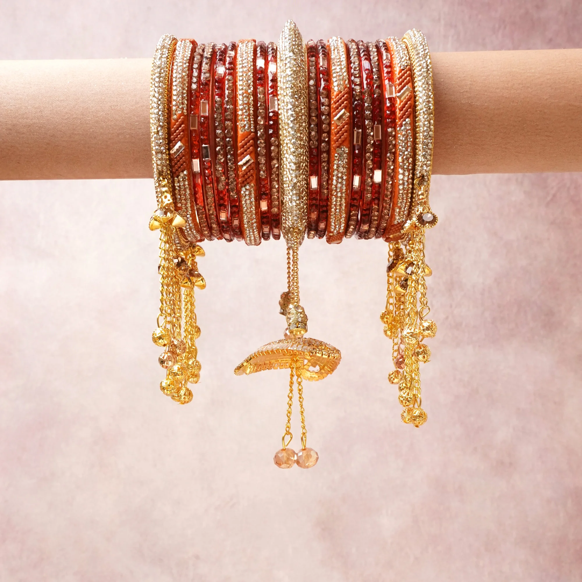 A commanding gold anchors this beautiful set, enriched with accents of red that add depth and dimension.

Featuring a striking composition of metal, rhinestone, bead, this set carries intricate craftsmanship and strong presence. Grand in form, it is created for moments that deserve to be marked.