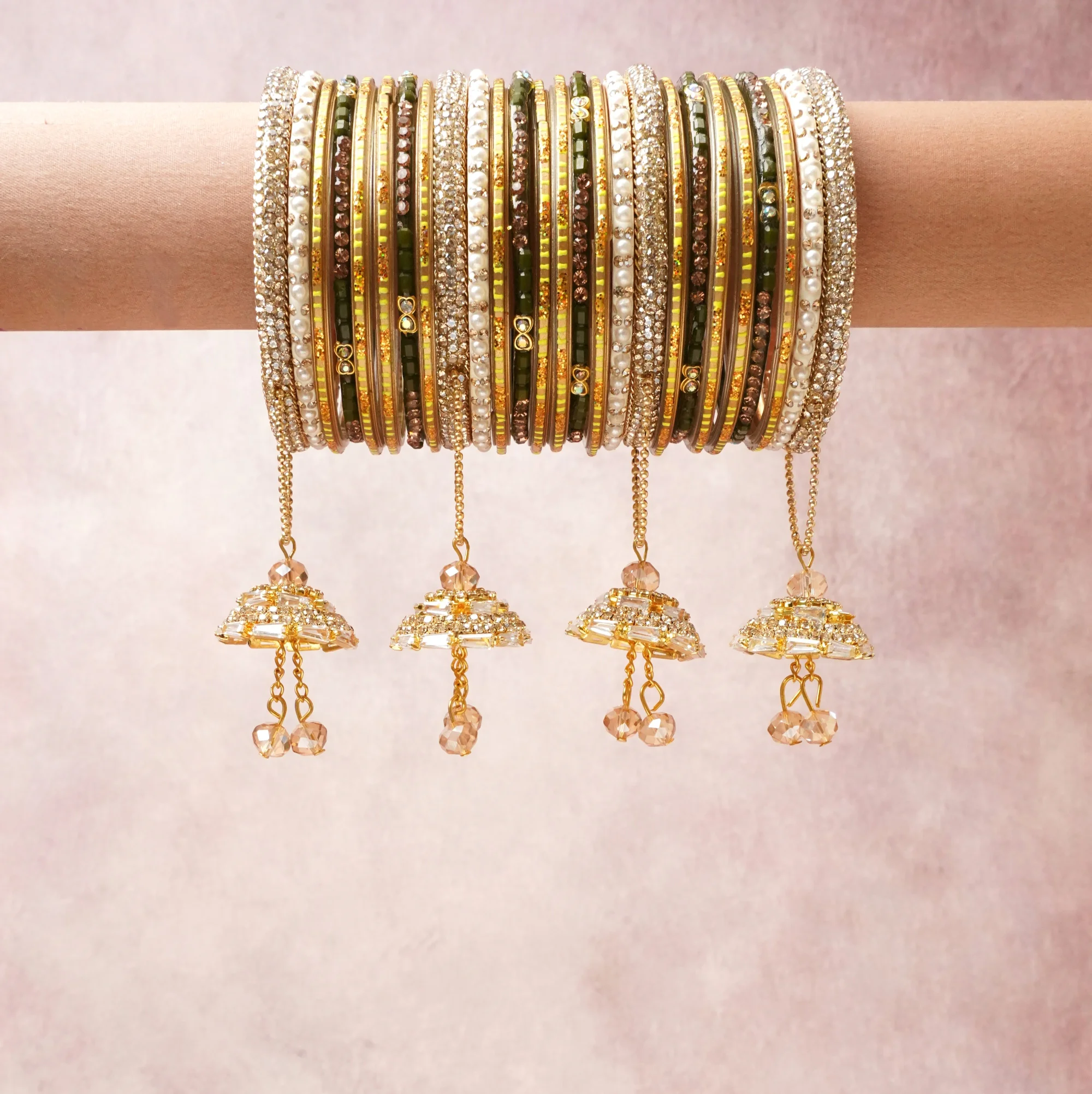 A commanding gold anchors this beautiful set, enriched with accents of champagne, pearl white, crystal clear that add depth and dimension.

Featuring a striking composition of gold-plated metal, rhinestone, pearl beads, crystal beads, this set carries intricate craftsmanship and strong presence. Grand in form, it is created for moments that deserve to be marked.
