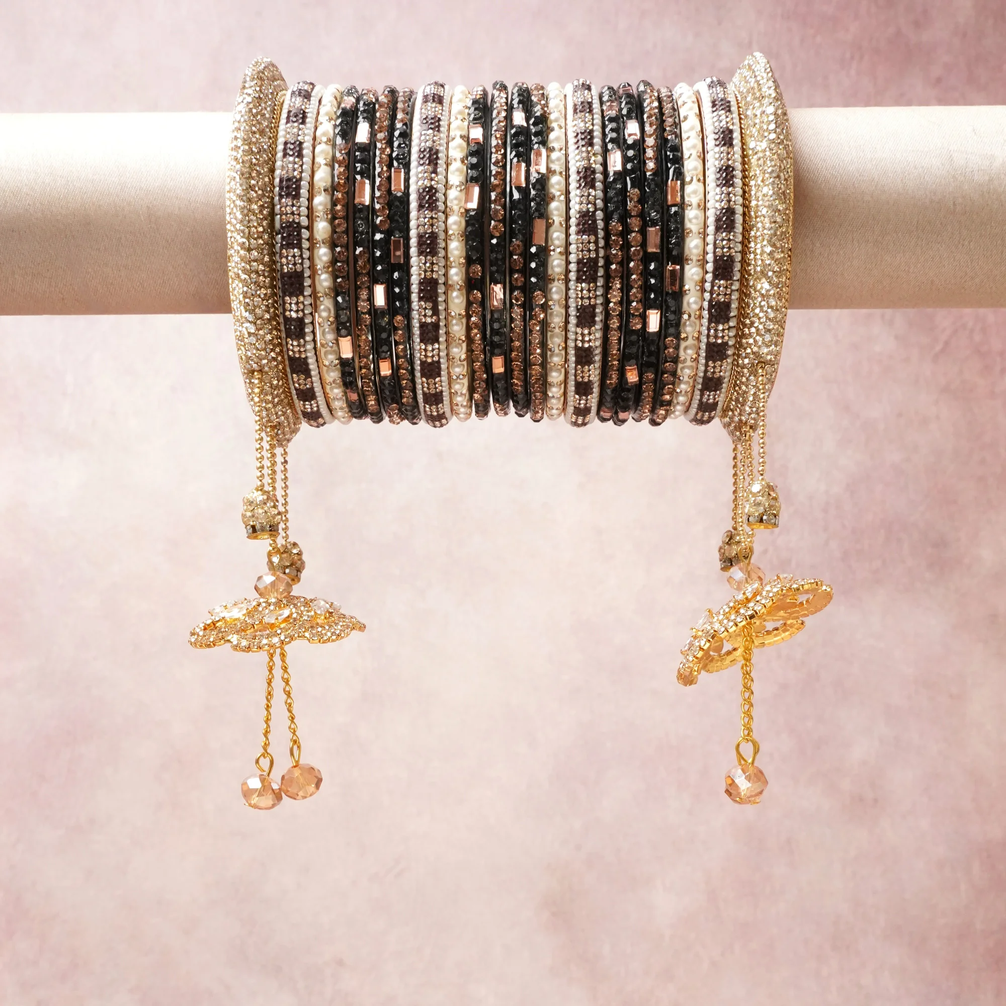 A commanding gold anchors this beautiful set, enriched with accents of ivory, black that add depth and dimension.

Featuring a striking composition of rhinestone, pearl, metal, this set carries intricate craftsmanship and strong presence. Grand in form, it is created for moments that deserve to be marked.