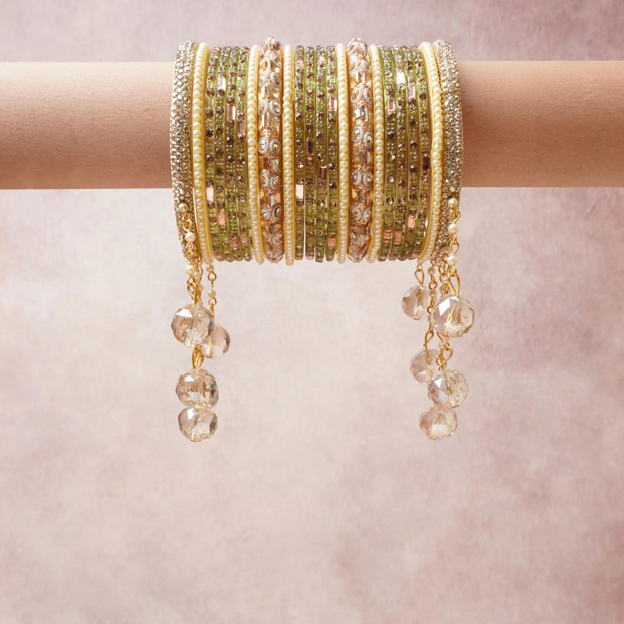 A commanding antique gold anchors this beautiful set, enriched with accents of ivory, champagne, crystal clear that add depth and dimension.

Featuring a striking composition of gold-plated metal, faux pearls, rhinestone crystals, faceted glass beads, this set carries intricate craftsmanship and strong presence. Grand in form, it is created for moments that deserve to be marked.