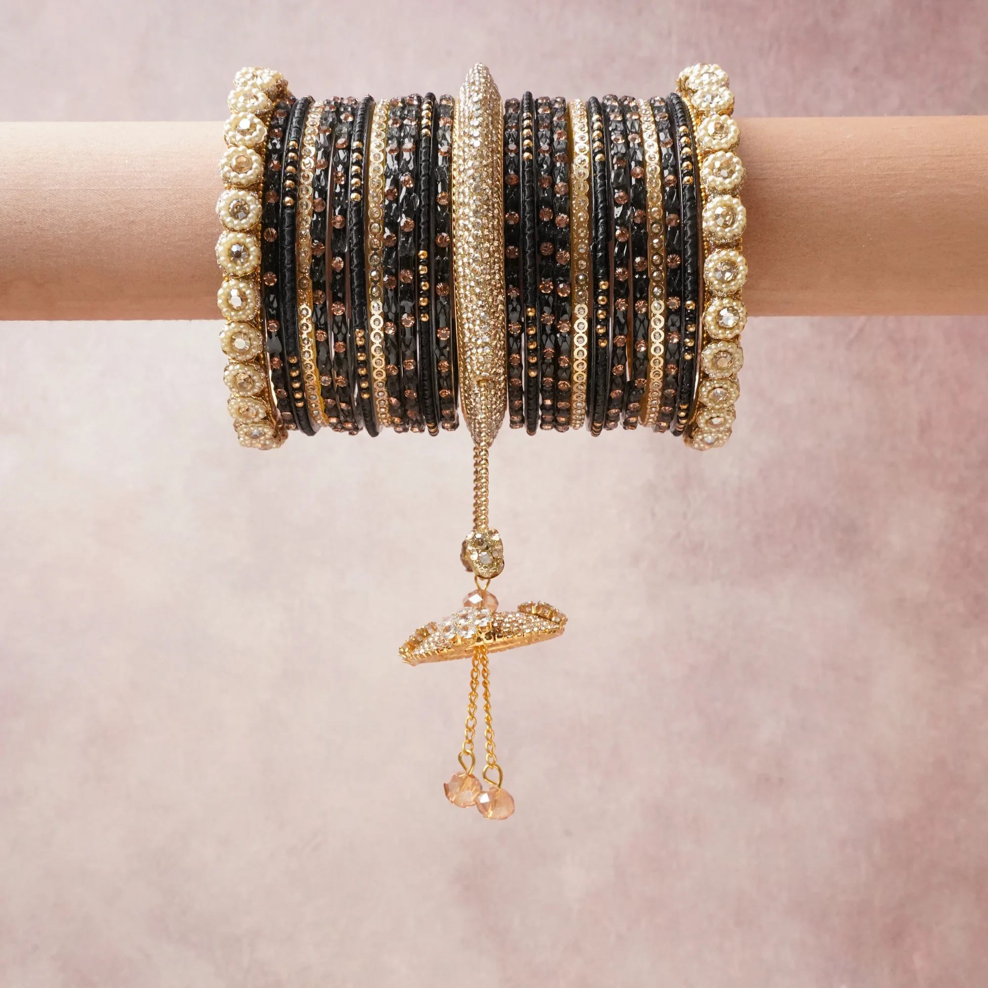 A commanding Black anchors this beautiful set, enriched with accents of Gold, Champagne that add depth and dimension.

Featuring a striking composition of gold-plated metal, rhinestone, crystal, this set carries intricate craftsmanship and strong presence. Grand in form, it is created for moments that deserve to be marked.