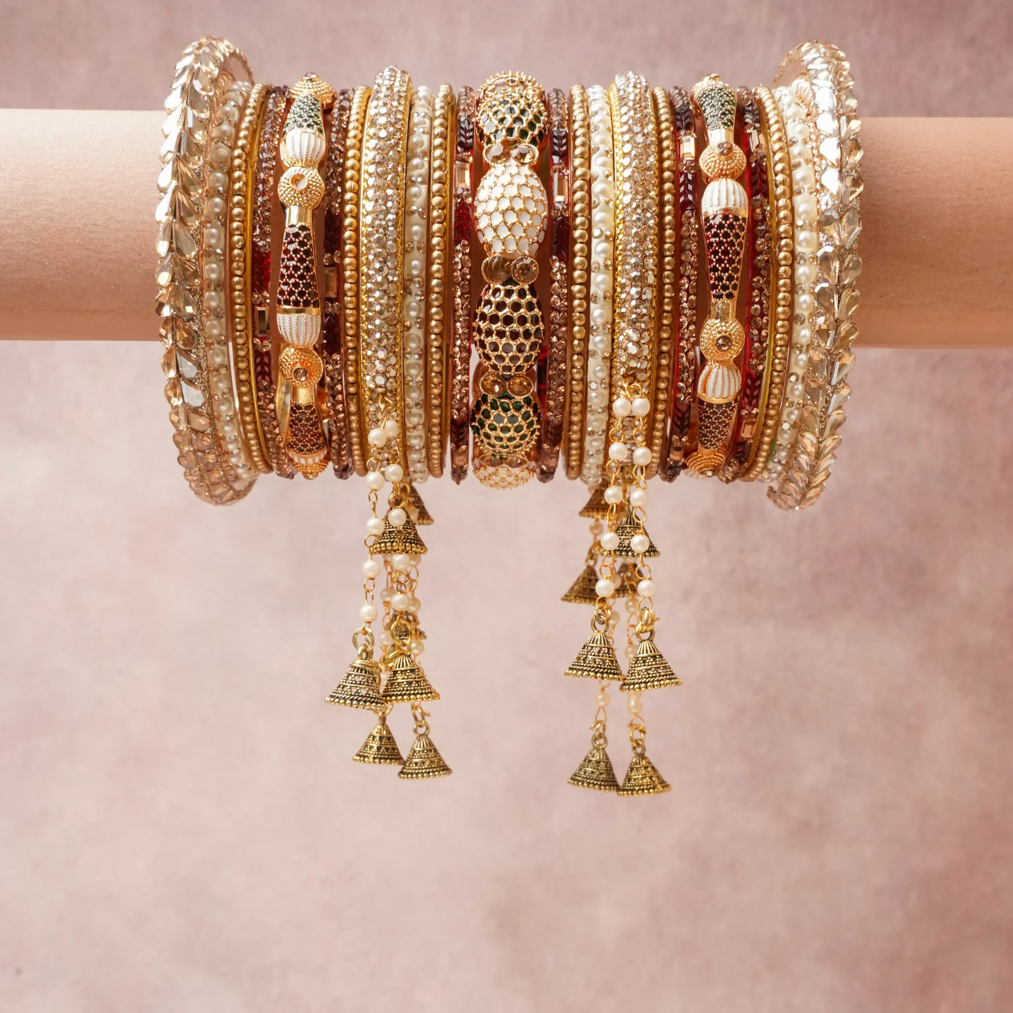A commanding gold anchors this beautiful set, enriched with accents of ivory, champagne, ruby red that add depth and dimension.

Featuring a striking composition of metal, pearls, rhinestones, this set carries intricate craftsmanship and strong presence. Grand in form, it is created for moments that deserve to be marked.