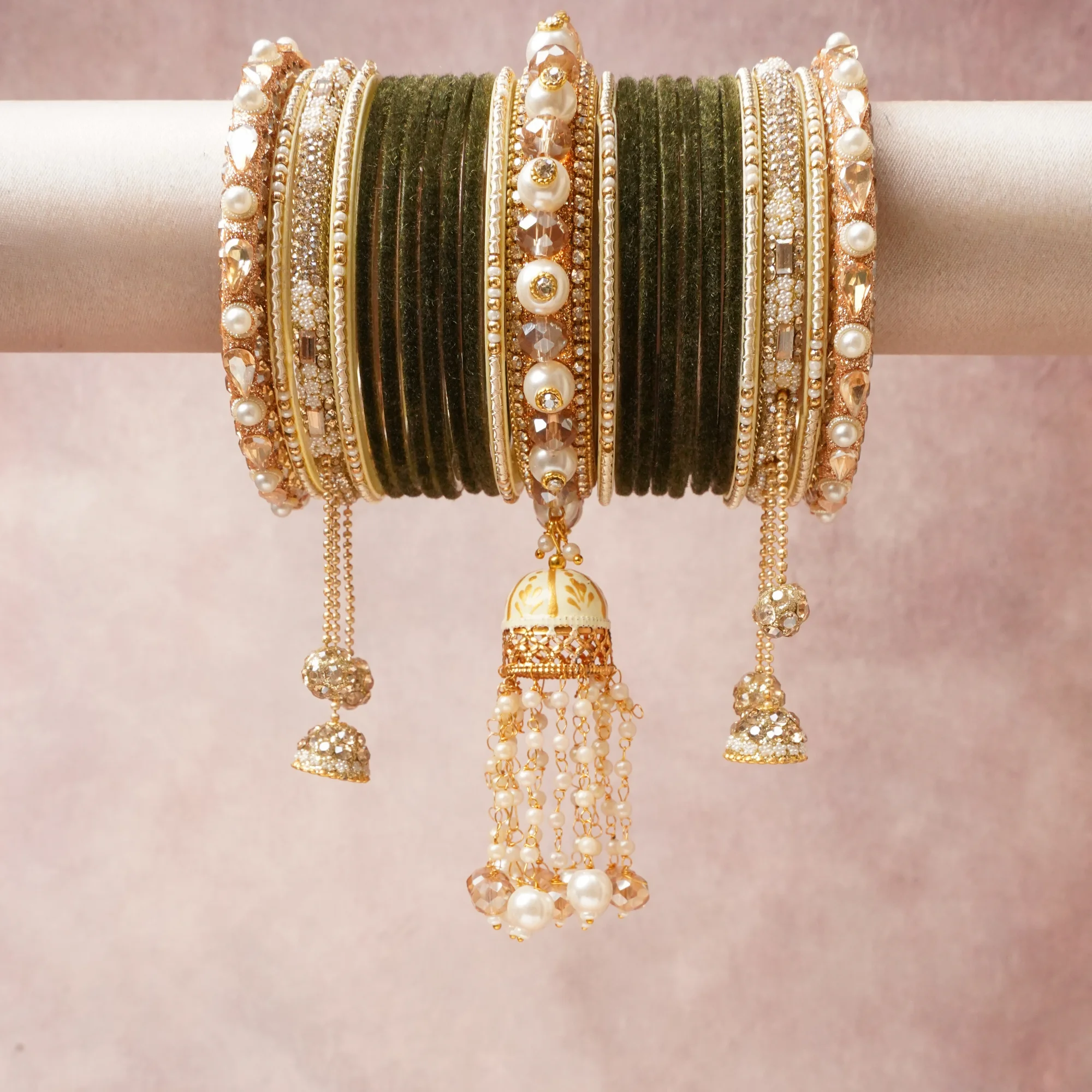 A commanding olive green anchors this beautiful set, enriched with accents of gold, ivory, champagne that add depth and dimension.

Featuring a striking composition of silk, gold-tone metal, pearl, this set carries intricate craftsmanship and strong presence. Grand in form, it is created for moments that deserve to be marked.